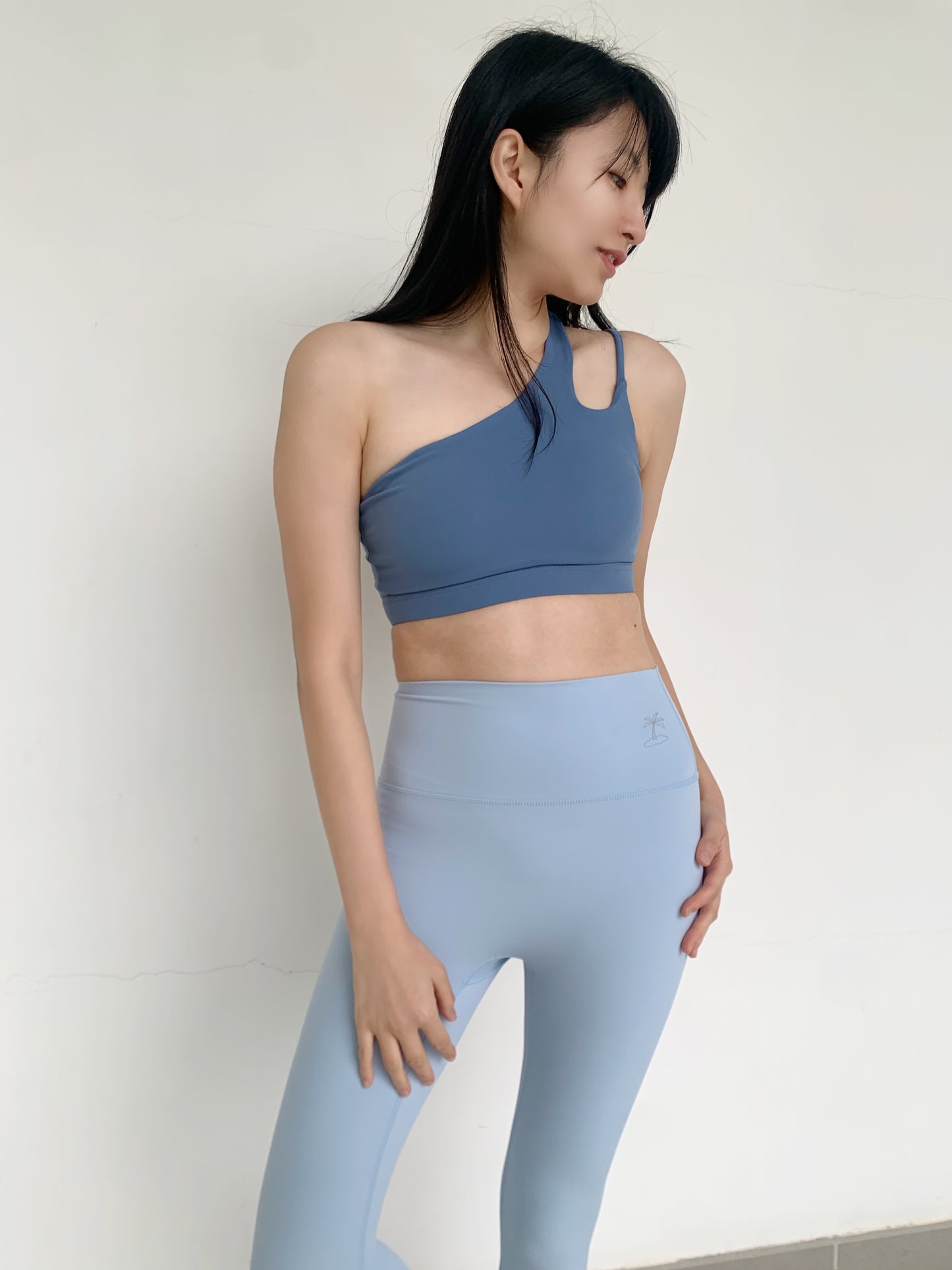 Lifting One Shoulder Sports Bra